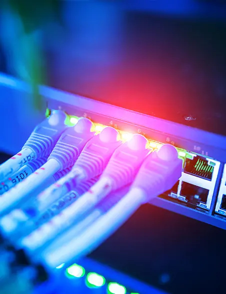 Rack de red con cableado de fibra óptica iluminado