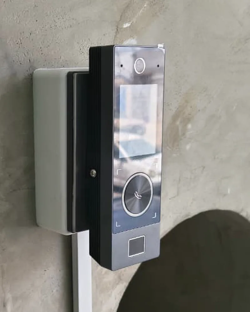 Terminal Hikvision de huella y reconocimiento facial montada en muro