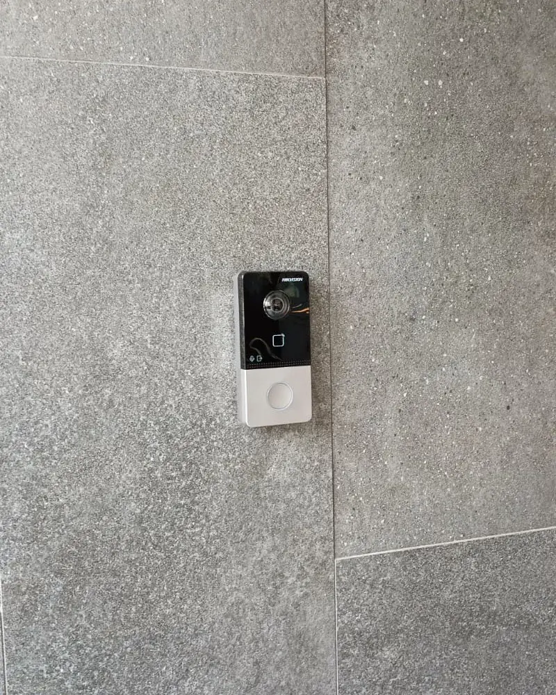 Videoportero Hikvision instalado en un muro de porcelanato