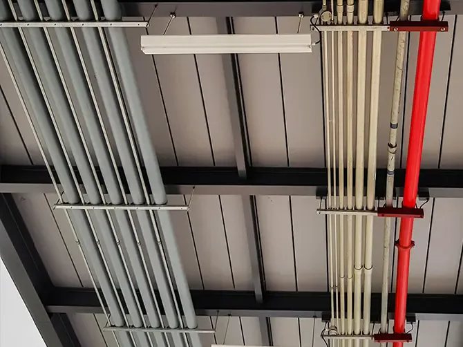 Canalización de cableado en techo con tubería y charola