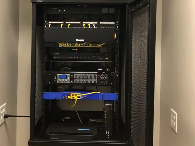 Rack de pared con equipo de red instalado
