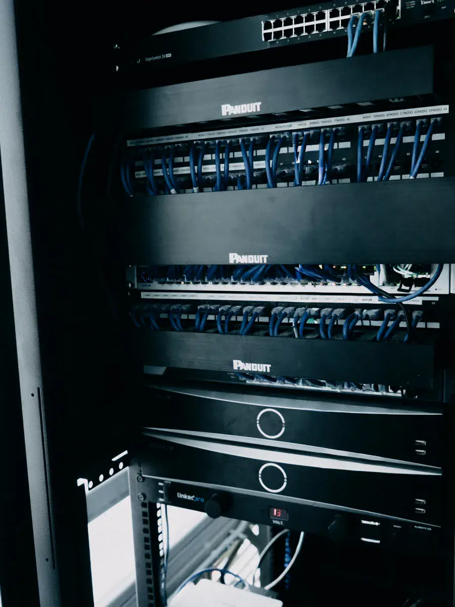 Gabinete con patch panels Panduit y patch cords azules peinados tras la instalación